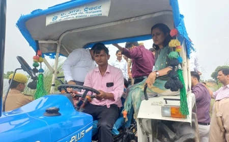 फर्रुखाबाद में बाढ़ का कहर: ट्रैक्टर से गांव पहुंचीं जिलाधिकारी, सुनी समस्याएं
