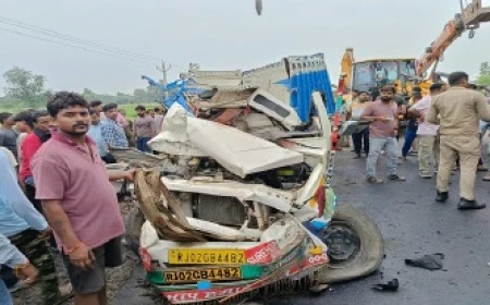 Kasganj News : मैक्स पिकअप और ट्रक की आमने-सामने टक्कर, तीन की मौत, बीस घायल