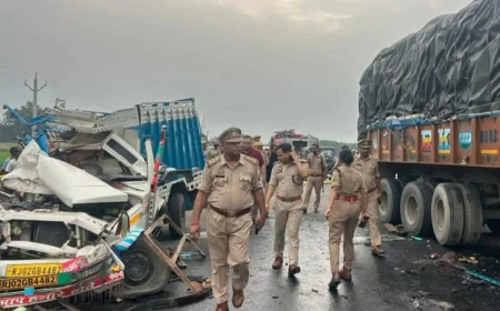 Kasganj news तेज रफ़्तार मैक्स पिकअप ट्रक के पीछे घुसी 06 की मौत 20 घायल 