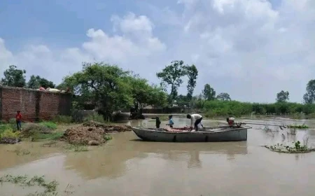 फर्रुखाबाद: गंगा कटान से दिलीप की मड़ैया में तबाही, उजड़ रहे आशियाने