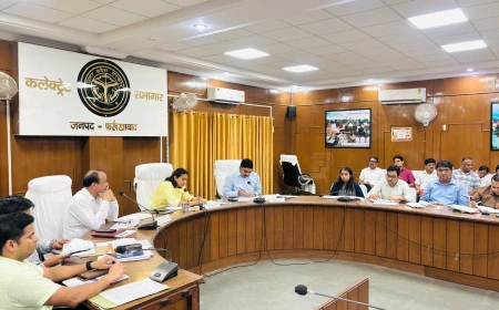 फतेहगढ़: राजस्व मामलों में ढिलाई पर डीएम सख्त, लंबित कार्यों के लिए निर्देश