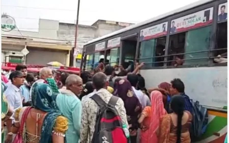 रक्षाबंधन: फर्रुखाबाद में फ्री बस सेवा का लाभ, खिड़कियों से चढ़े यात्री