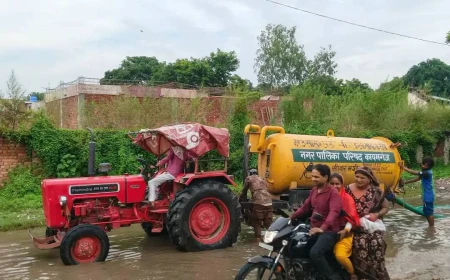 कायमगंज नगर पालिका की खुली पोल: बारिश में सड़क बनी तालाब, मशीन लगाकर निकाला पानी