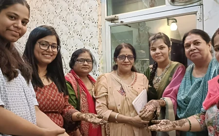 फर्रुखाबाद: कायस्थ सभा द्वारा सावन उत्सव में सजी आरती और मेहंदी प्रतियोगिता