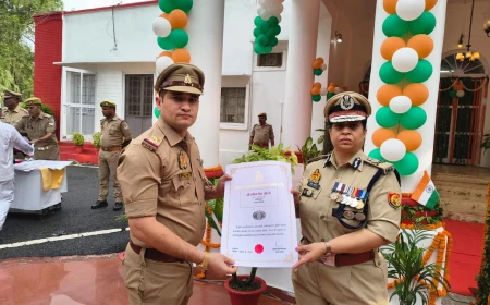 डीजीपी के रजत सम्मान से सम्मानित हुए शमसाबाद थाना प्रभारी सचिन चौधरी
