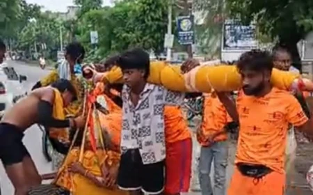 95 साल की दादी को कांवड़ में बैठाकर 80 किमी पैदल निकला पोता, बोला- मन्नत पूरी हुई तो दादी को कराऊंगा गंगाजल से अभिषेक