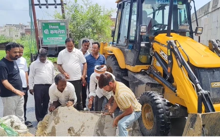 जलभराव की समस्या पर ईओ राजकुमार चौधरी ने दिखाई तत्परता, छुट्टी के दिन भी मैदान में उतरी पालिका टीम