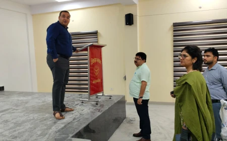 Kasganj news जिलाधिकारी प्रणय सिंह ने विकास भवन के विवेकानन्द सभागार का किया औचक निरीक्षण।