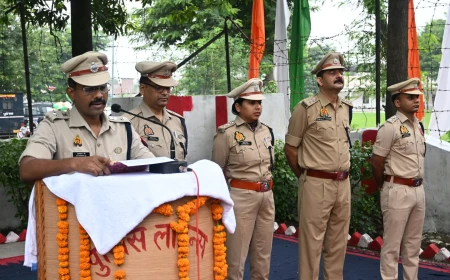 एटा में शांतिपूर्ण ढंग से मनाया गया स्वतंत्रता दिवस, पुलिसकर्मियों को दिलाई राष्ट्रीय एकता-अखंडता की शपथ