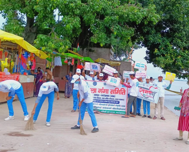 फर्रुखाबाद: सावन में गंगा घाट पर सफाई का महाअभियान, श्रद्धालुओं ने ली स्वच्छता की शपथ