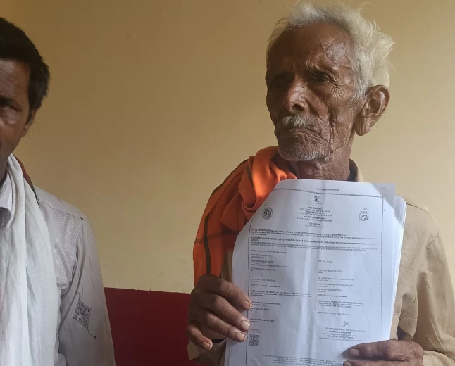 फर्रुखाबाद: जिंदा बुजुर्ग को कागजों में मृत दिखाकर हड़पी जमीन, मचा हड़कंप