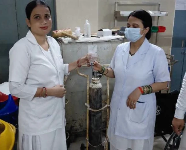फर्रुखाबाद: लोहिया अस्पताल में ऑक्सीजन फ्लो मीटर फटा, वार्ड बॉय घायल
