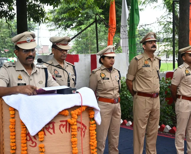 एटा में शांतिपूर्ण ढंग से मनाया गया स्वतंत्रता दिवस, पुलिसकर्मियों को दिलाई राष्ट्रीय एकता-अखंडता की शपथ