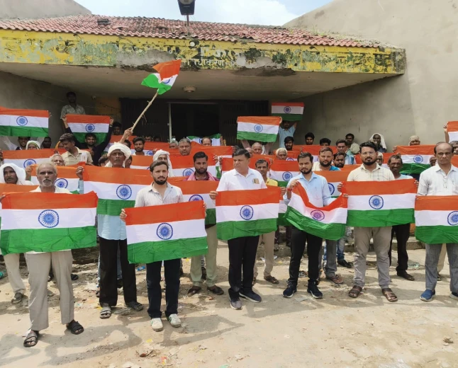 एटा: हर घर तिरंगा अभियान में किसानों की भागीदारी, वितरित हुए तिरंगे