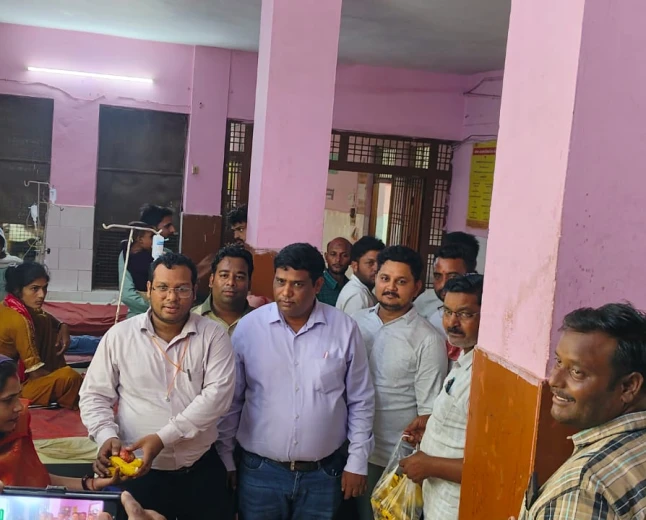 एमएलसी अनूप गुप्ता के जन्मदिन पर अस्पताल में गर्भवती महिलाओं और प्रसूताओं को बांटे फल