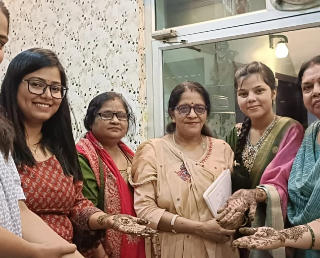 फर्रुखाबाद: कायस्थ सभा द्वारा सावन उत्सव में सजी आरती और मेहंदी प्रतियोगिता