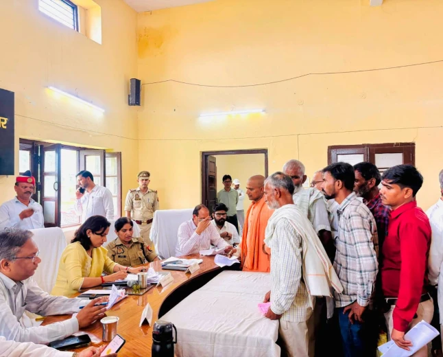 तहसील समाधान दिवस में गूंजीं फरियादें, डीएम ने अफसरों को दिखाई सख्ती