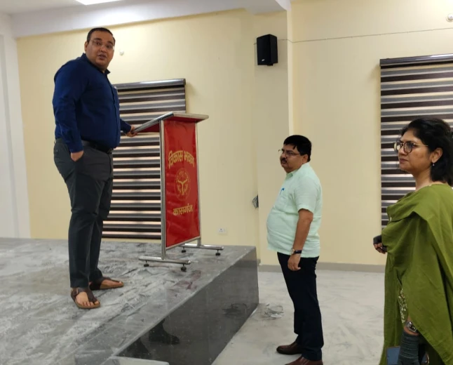 Kasganj news जिलाधिकारी प्रणय सिंह ने विकास भवन के विवेकानन्द सभागार का किया औचक निरीक्षण।