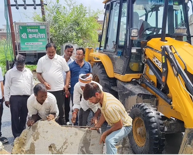 जलभराव की समस्या पर ईओ राजकुमार चौधरी ने दिखाई तत्परता, छुट्टी के दिन भी मैदान में उतरी पालिका टीम