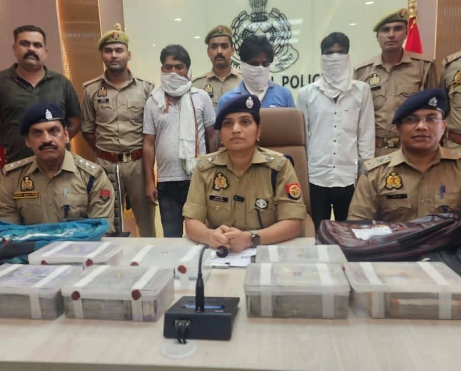 मोहम्मदाबाद लूटकांड का खुलासा: 24 लाख कैश के साथ तीन आरोपी गिरफ्तार