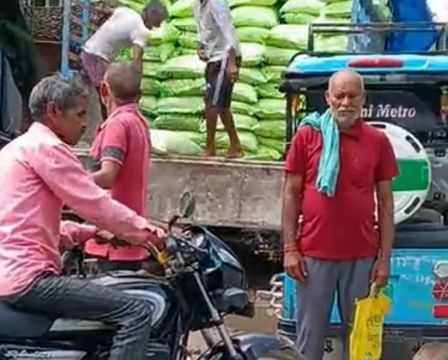 कायमगंज में यूरिया का संकट: किसानों से मनमानी वसूली और लंबी कतारें