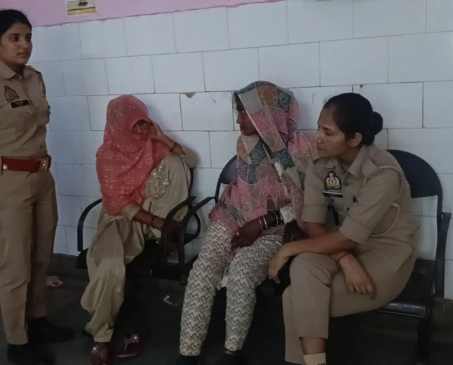 कंपिल: ई-रिक्शा में महिलाओं का गैंग सक्रिय, पर्स चोरी के आरोपी गिरफ्तार