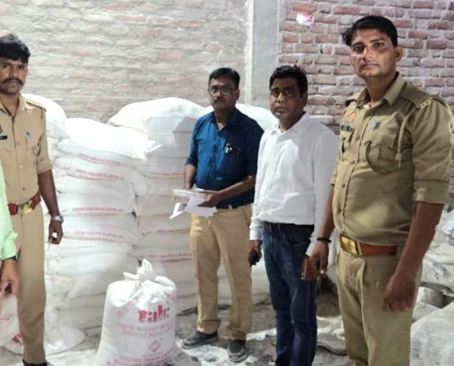 Mainpuri News :  आपकी रोटी में टेलकम पाउडर? मैनपुरी में 2150 किलो मिलावटी पाउडर के साथ अवैध आटा निर्माण इकाई सील