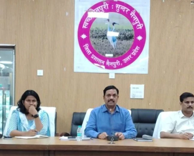 मैनपुरी बिजली विभाग पर डीएम सख्त: ट्रांसफार्मर और आपूर्ति पर दिए कड़े निर्देश
