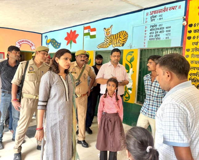 फर्रुखाबाद: महोलिया प्राथमिक विद्यालय में औचक निरीक्षण, बदहाल व्यवस्था पर डीएम सख्त