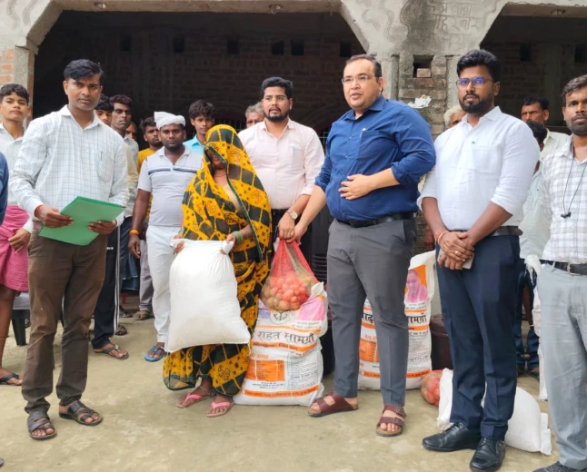 Kasganj news जिलाधिकारी प्रणय सिंह ने बाढ़ प्रभावित मूजखेड़ा एवं नगला हंसी गांवों का किया स्थलीय निरीक्षण।