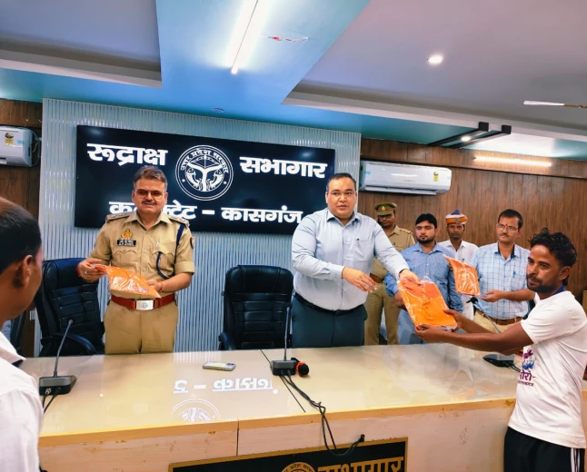 Kasganj news डीएम व एसपी ने गोताखोरों को वितरित की टी-शर्ट, कांवड़ यात्रा में होगी आसान पहचान।