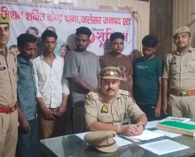 जलेसर पुलिस ने पांच जुआरियों को किया गिरफ्तार, 2,130 रुपये व ताश के पत्ते बरामद
