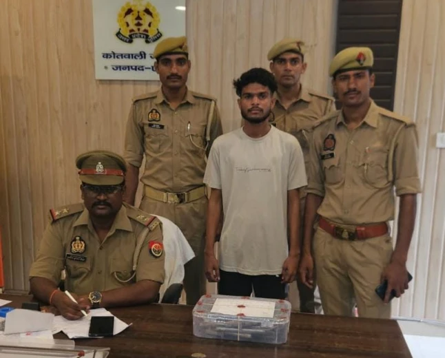 जैथरा पुलिस ने 6 अवैध तमंचों व 2 कारतूस के साथ शातिर अभियुक्त को किया गिरफ्तार