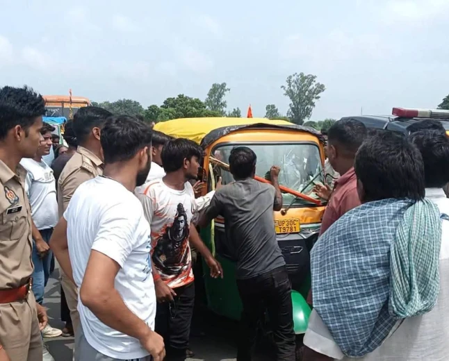 ई-बाइक की टक्कर से ग्रामीण की मौत, परिजनों ने टेंपो में की तोड़फोड़