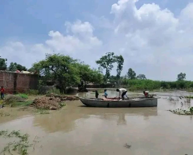 फर्रुखाबाद: गंगा कटान से दिलीप की मड़ैया में तबाही, उजड़ रहे आशियाने