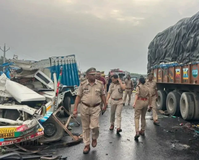 Kasganj news तेज रफ़्तार मैक्स पिकअप ट्रक के पीछे घुसी 06 की मौत 20 घायल 