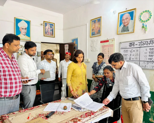 फर्रुखाबाद: डीएम के औचक निरीक्षण से स्कूलों में हड़कंप, शिक्षा की खुली पोल