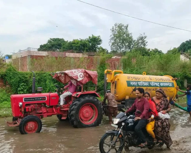 कायमगंज नगर पालिका की खुली पोल: बारिश में सड़क बनी तालाब, मशीन लगाकर निकाला पानी
