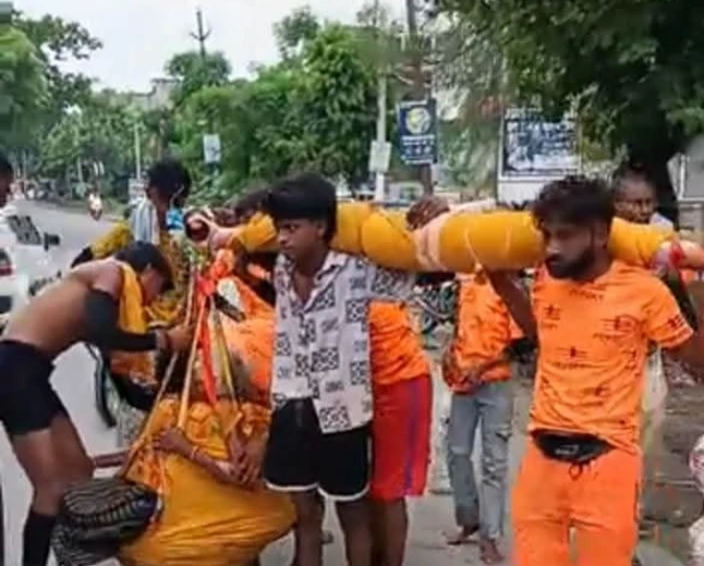 95 साल की दादी को कांवड़ में बैठाकर 80 किमी पैदल निकला पोता, बोला- मन्नत पूरी हुई तो दादी को कराऊंगा गंगाजल से अभिषेक