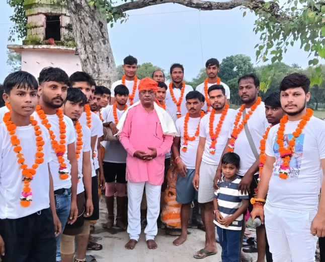 सोरों से 101 लीटर गंगाजल लेकर फरिहा पहुंची भव्य कांवड़ यात्रा, हर-हर महादेव के जयकारों से गूंजा कालेश्वर मंदिर