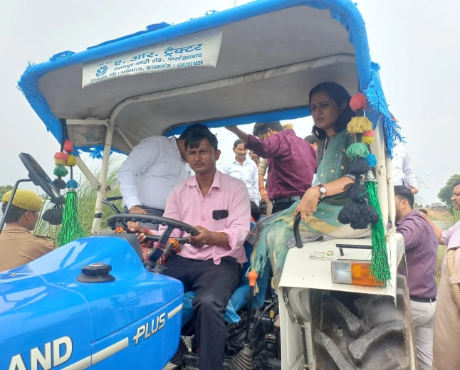 फर्रुखाबाद में बाढ़ का कहर: ट्रैक्टर से गांव पहुंचीं जिलाधिकारी, सुनी समस्याएं
