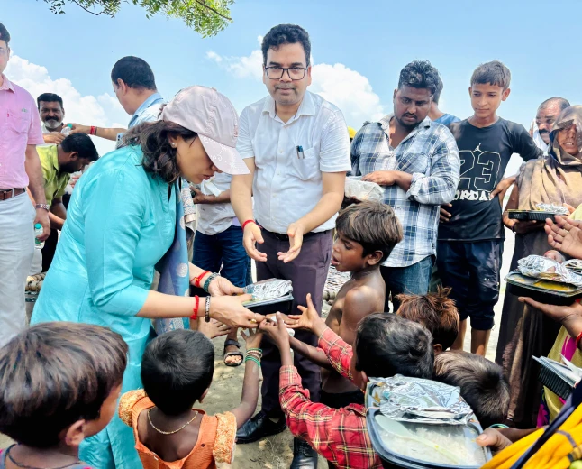 फर्रुखाबाद बाढ़: डीएम डॉ. अंकुर लाठर ने लिया जायजा, पीड़ितों को पक्का घर देने का वादा