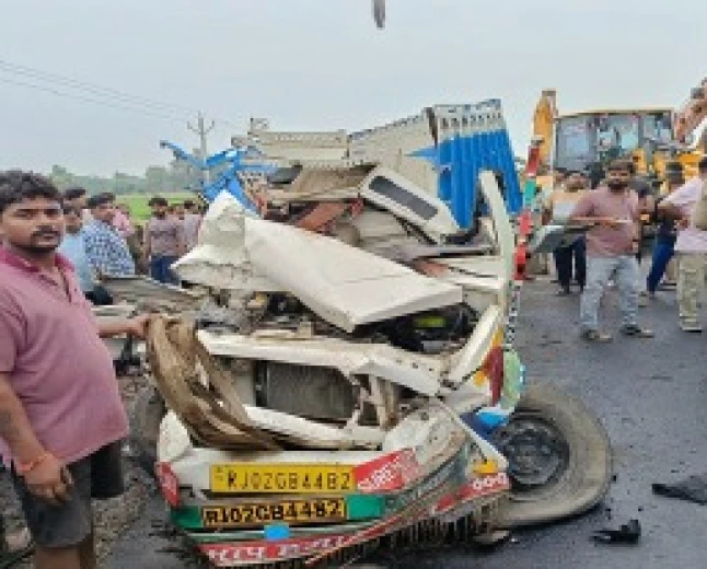 Kasganj News : मैक्स पिकअप और ट्रक की आमने-सामने टक्कर, तीन की मौत, बीस घायल