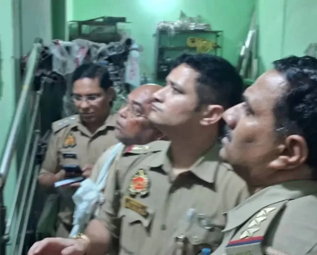 कायमगंज में दिनदहाड़े 8.55 लाख की लूट, मुनीम पर तमंचे की बट से हमला