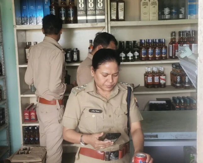 फर्रुखाबाद: बाढ़ प्रभावित इलाकों में आबकारी विभाग की छापेमारी