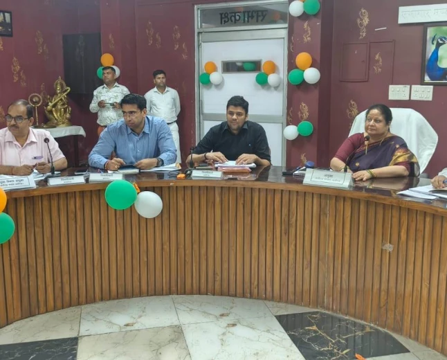 अलीगढ़ मंडल में विकास कार्यों की समीक्षा: आयुक्त के कड़े निर्देश