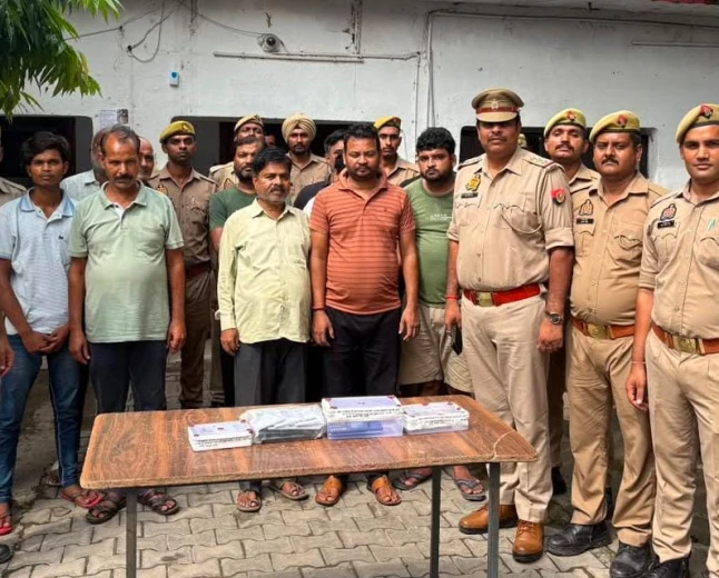 Etah News : जुआ खेलते 11 आरोपी गिरफ्तार, 1.02 लाख रुपये और छह मोबाइल बरामद