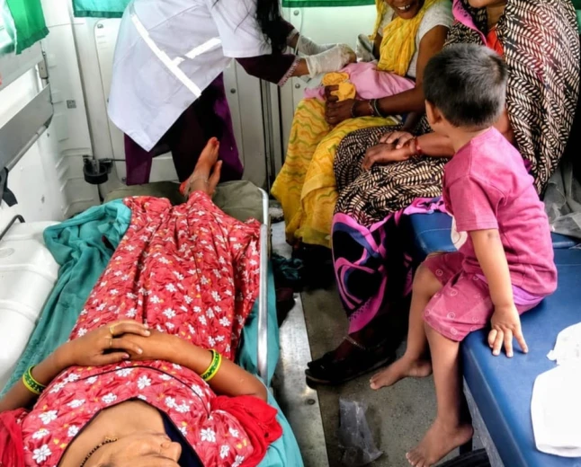 एम्बुलेंस में गूंजी नवजात की किलकारी, ईएमटी की सूझबूझ से हुआ सुरक्षित प्रसव