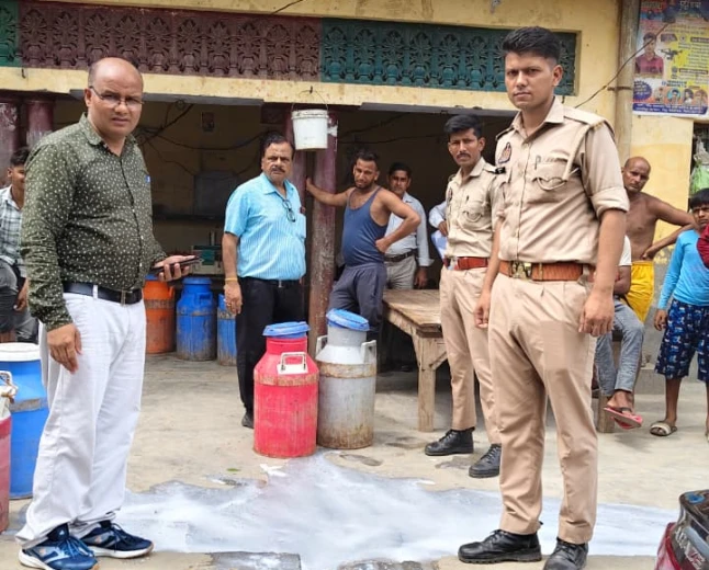 Kasganj news मिलावटी दूध की शिकायत पर डेयरी प्रतिष्ठान पर छापेमार कार्रवाई, 100 लीटर मिश्रित दूध नष्ट।