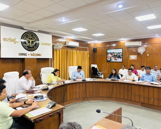 फतेहगढ़: राजस्व मामलों में ढिलाई पर डीएम सख्त, लंबित कार्यों के लिए निर्देश